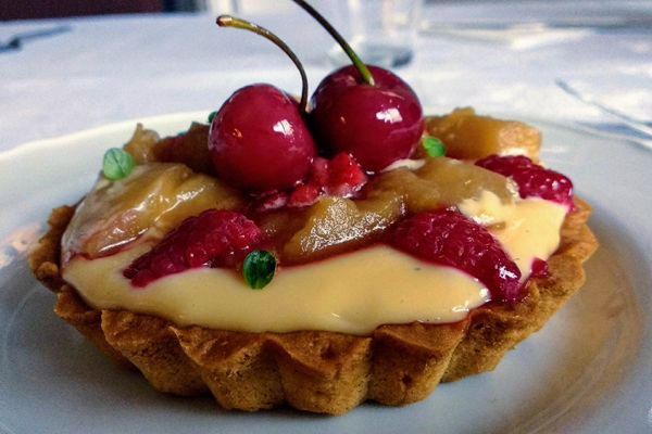 PASTRY CREAM TARTLET AND FRUIT GLAZE